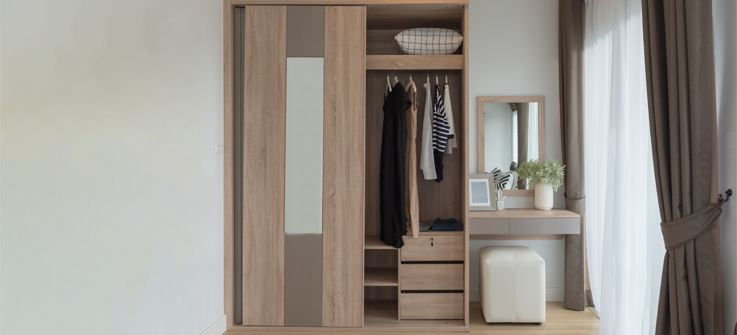 Tủ quần áo gỗ đa năng: Giải pháp lưu trữ tối ưu cho gia đình