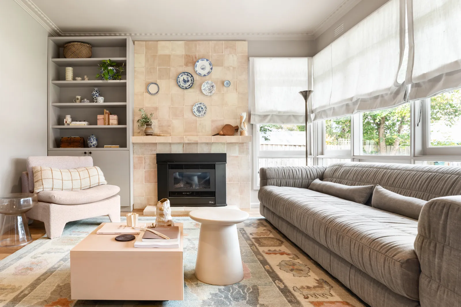 Bàn ghế phòng khách phong cách hiện đại và tối giản tại Chơn Thành