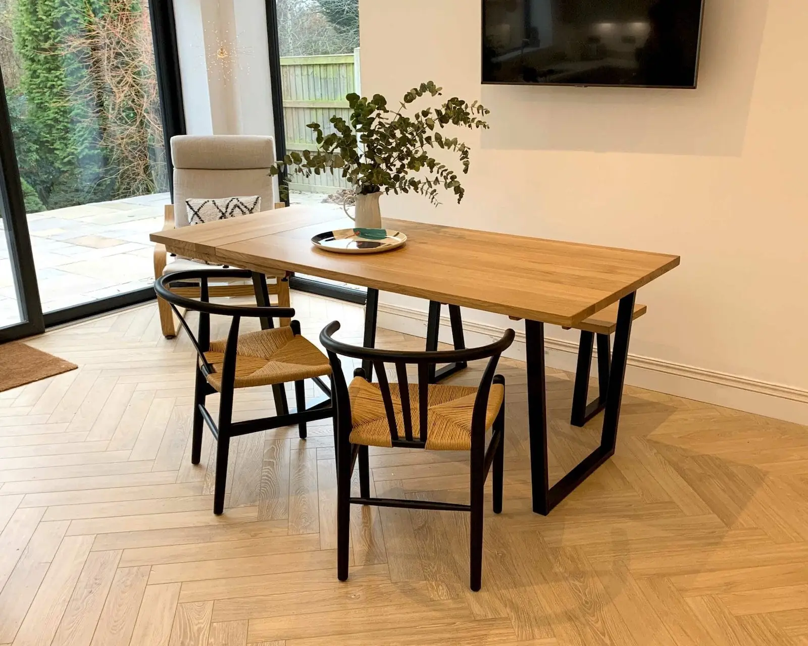 Bàn ghế phòng khách phong cách hiện đại và tối giản tại Chơn Thành