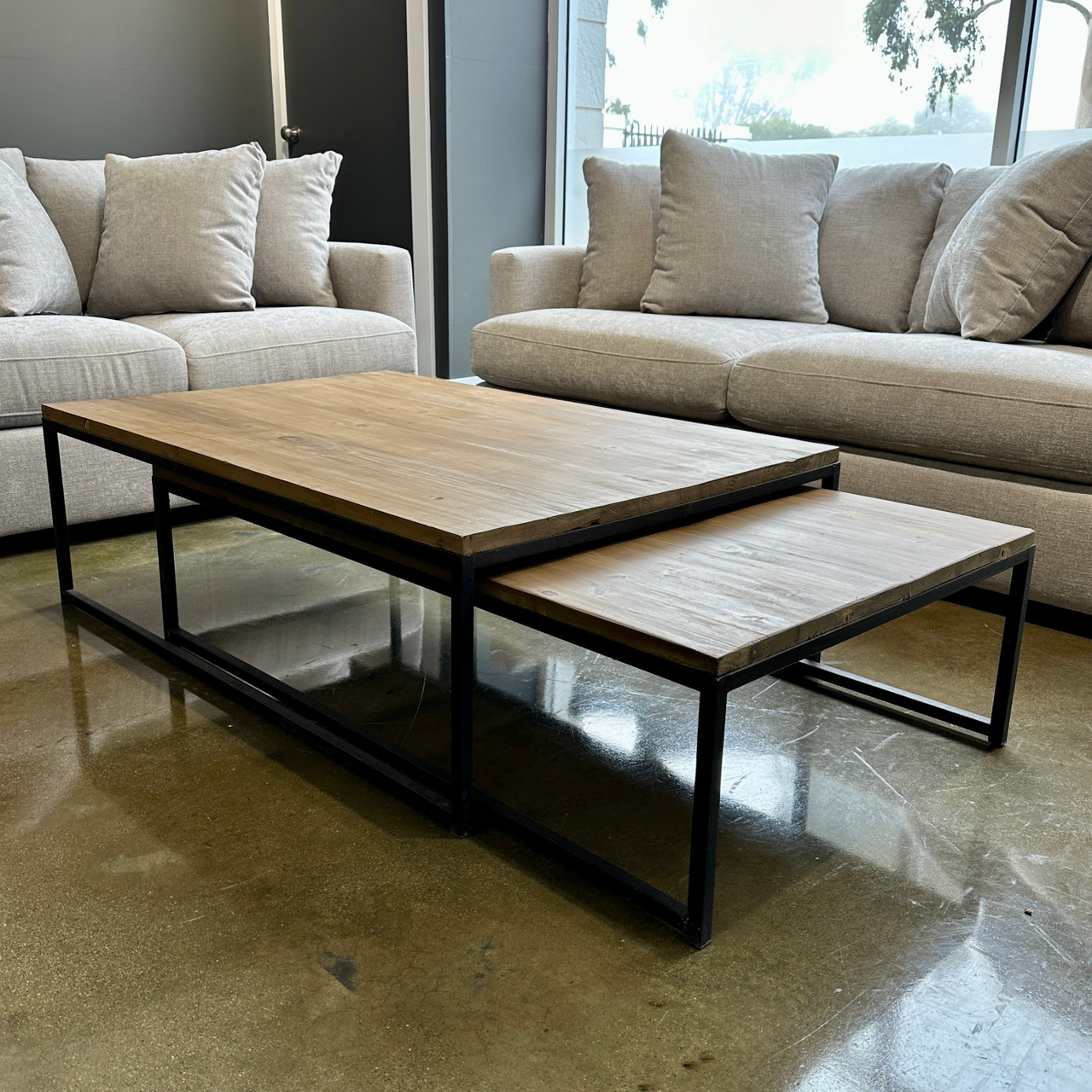 Bàn ghế phòng khách phong cách hiện đại và tối giản tại Chơn Thành