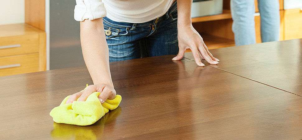 nguoi dang lau don ban bang khan lau mau vang