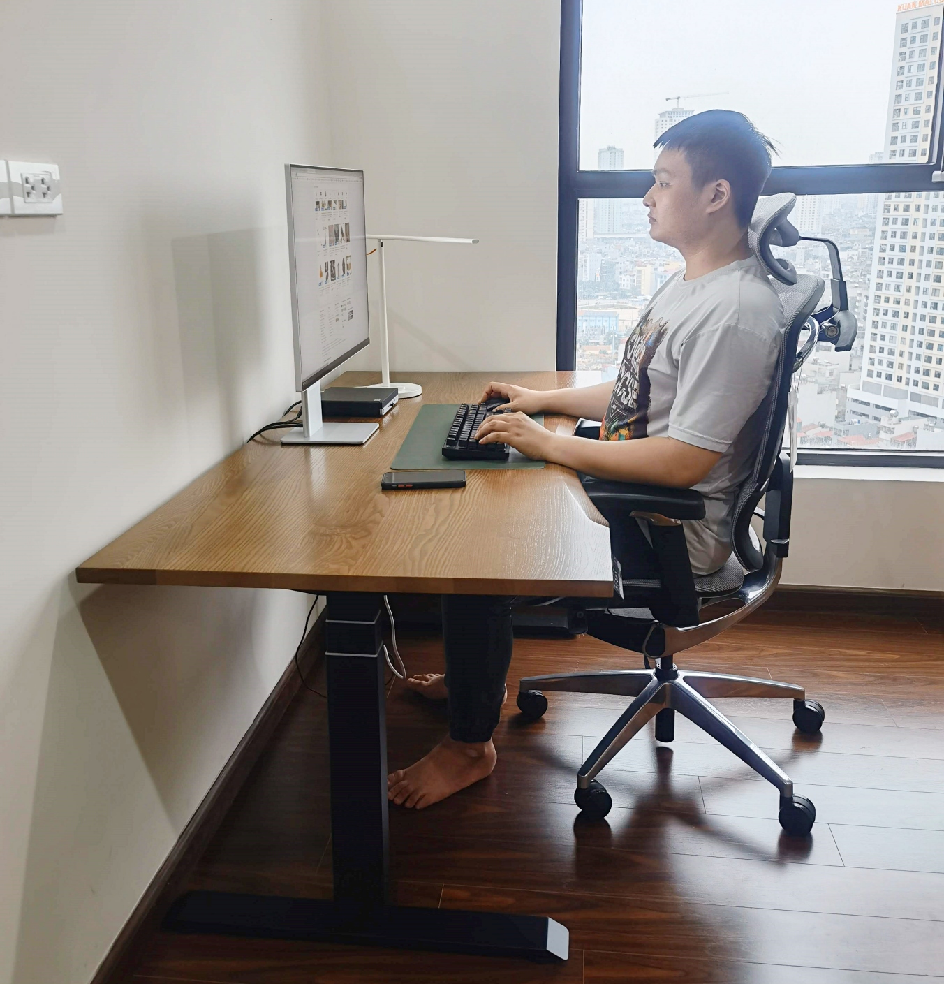 Bàn nâng hạ thông minh: Xu hướng nội thất văn phòng mới