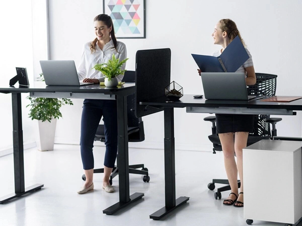 Bàn nâng hạ thông minh: Xu hướng nội thất văn phòng mới