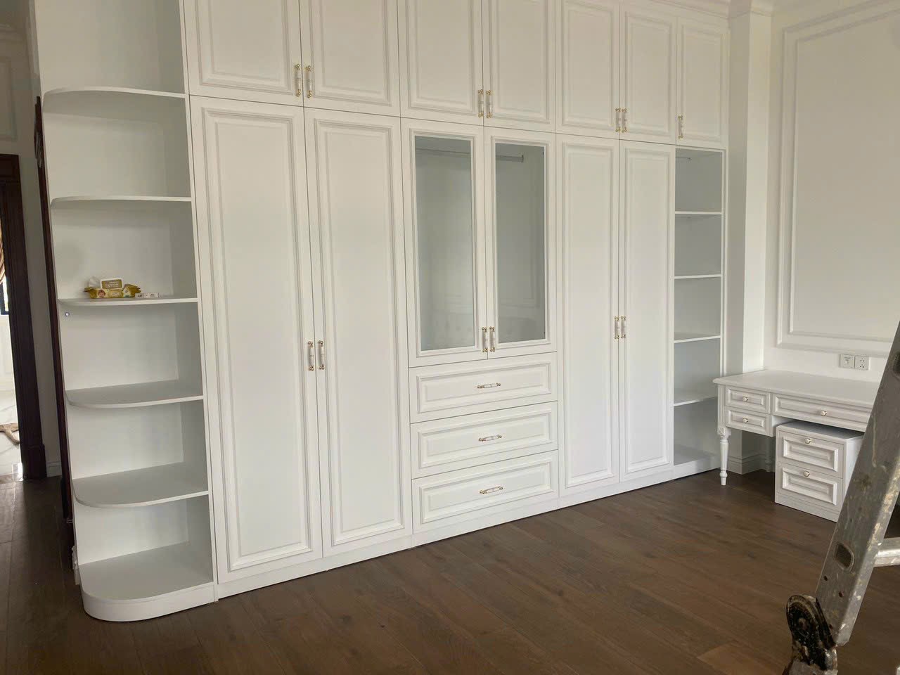 Tủ quần áo gỗ đa năng: Giải pháp lưu trữ tối ưu cho gia đình